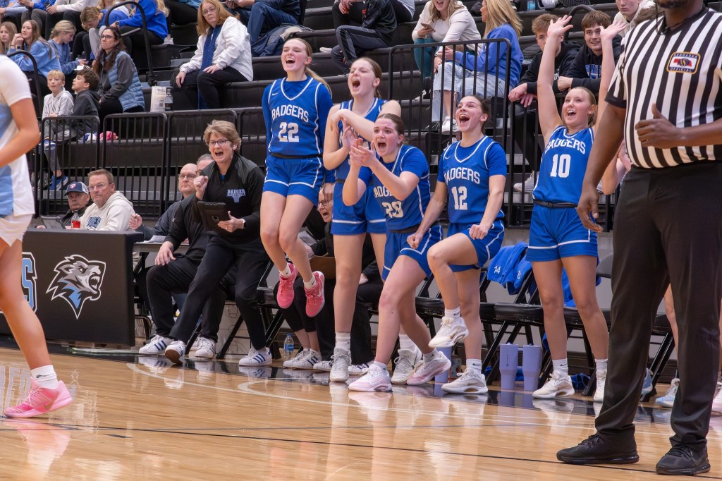 Bennington Basketball Splits Doubleheader at Elkhorn&nbsp;North